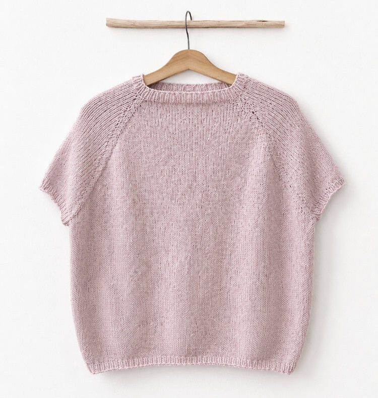 Eezra Shirt Strickanleitung – lockeres Top-Down-Raglanshirt in zartem Rosa mit Boxy-Form, kurzen Ärmeln und rundem Ausschnitt