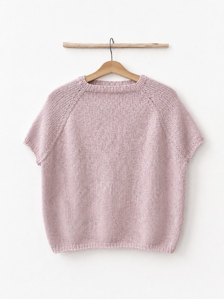Eezra Shirt Strickanleitung – lockeres Top-Down-Raglanshirt in zartem Rosa mit Boxy-Form, kurzen Ärmeln und rundem Ausschnitt