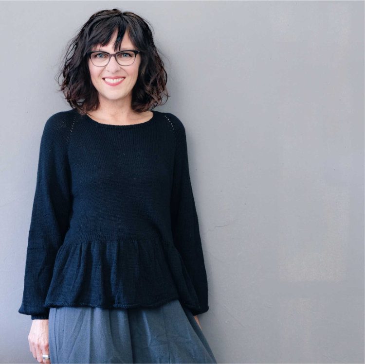 Kate’s Longsleeve Strickanleitung – schwarzes, top-down gestricktes Longsleeve mit Ballonärmeln und Rüschenabschluss am Saum