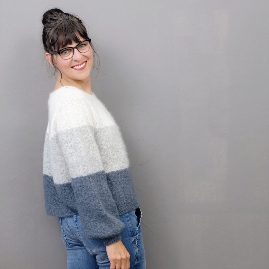 Emmi Blouse von rosa p. in Natur und Blautönen, getragen, frontal aufgenommen vor grauer Wand