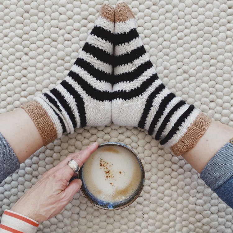 Jazzi Leftover Socks – gestrickte Socken in Schwarz und Weiß mit Fair-Isle-Muster