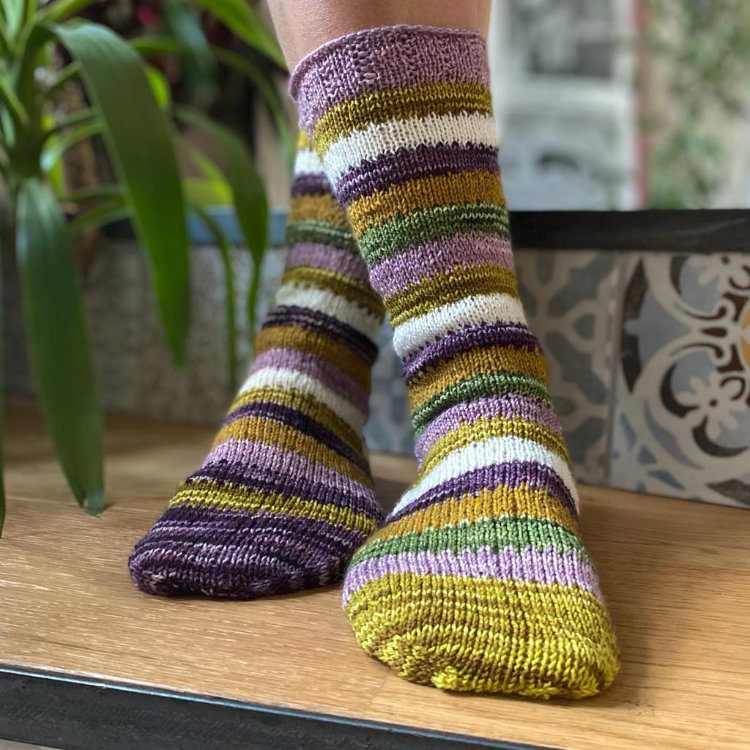 Jazzi Leftover Socks – gestrickte Socken aus Wollresten in Gelb, Grau und Naturtönen