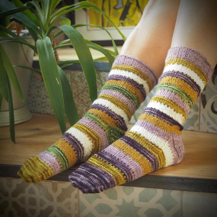 Jazzi Leftover Socks – gestrickte Socken aus Wollresten in Gelb, Grau und Naturtönen
