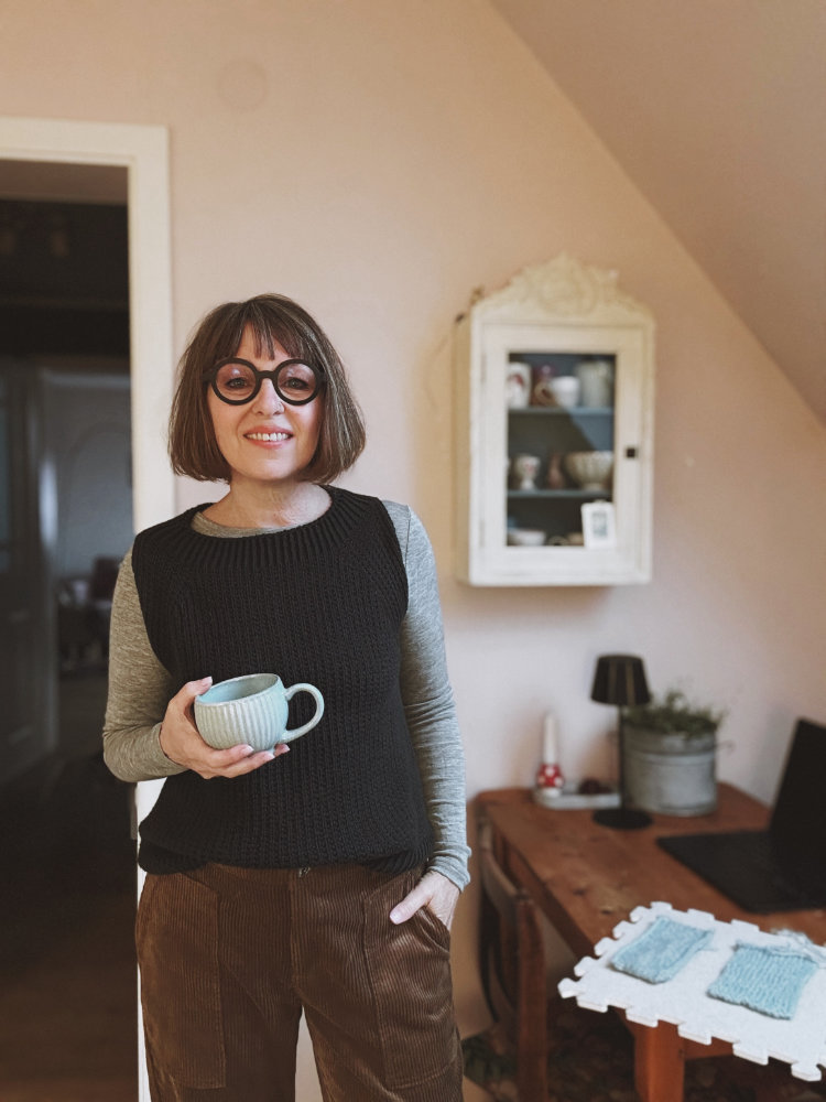 Tavalli Top von rosa p., nahtlos gestrickt von oben nach unten. Ärmelloses Sommertop mit Rundhalsausschnitt, getragen im Alltag.