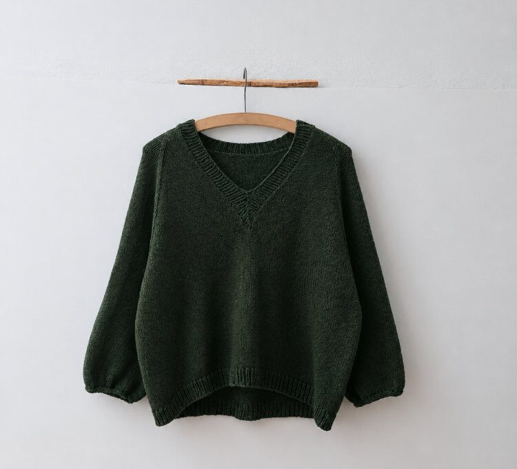 Koora Sweater Strickanleitung – nahtloser Pullover mit V-Ausschnitt, top down gestrickt aus DROPS Belle in Dunkler Wald