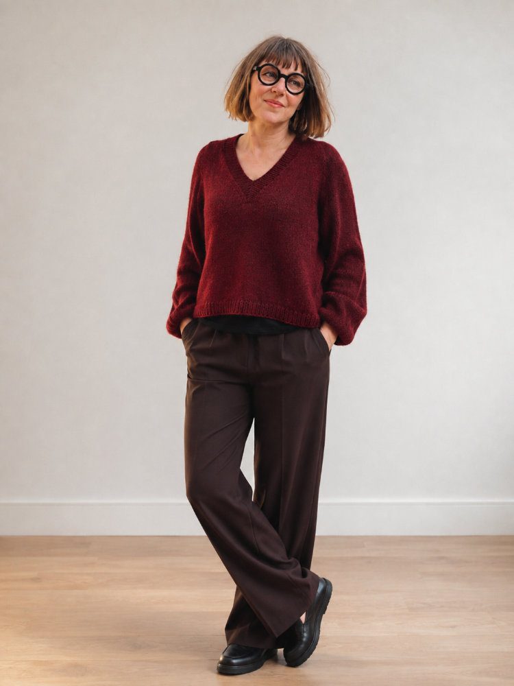 Koora Blouse in Dunkelrot mit V-Ausschnitt und langen Ärmeln, gestrickt aus Alpaka und Kid Silk mit feinem Halo