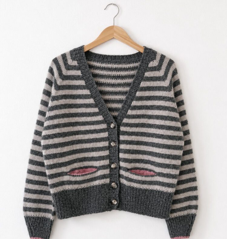 Luumi Cardigan gestrickt aus Lamana Shetland in Schiefergrau und Muskat mit Lachsfarbenen Taschen – Vorderansicht