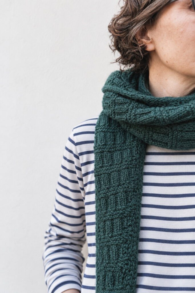 Kaaya Shawl – schmales, beidseitig gleich aussehendes Stricktuch im plastischen Strukturmuster, von Spitze zu Spitze gearbeitet, in grünem Woll- und Lamagarn.