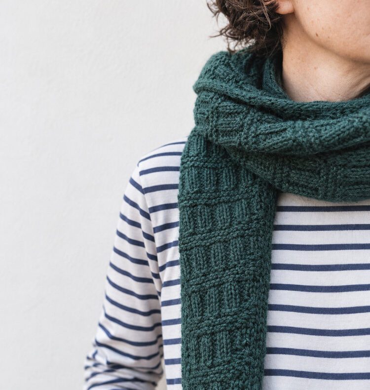 Kaaya Shawl – schmales, beidseitig gleich aussehendes Stricktuch im plastischen Strukturmuster, von Spitze zu Spitze gearbeitet, in grünem Woll- und Lamagarn.