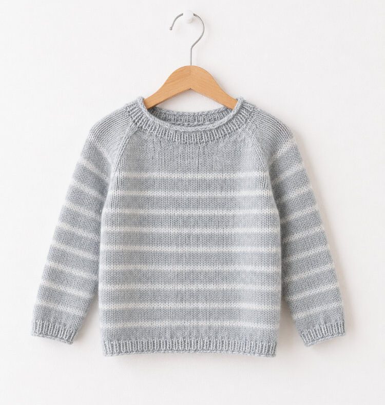 Aarven Longsleeve Junior in Hellgrau mit weißen Streifen auf Holzbügel vor weißer Wand.