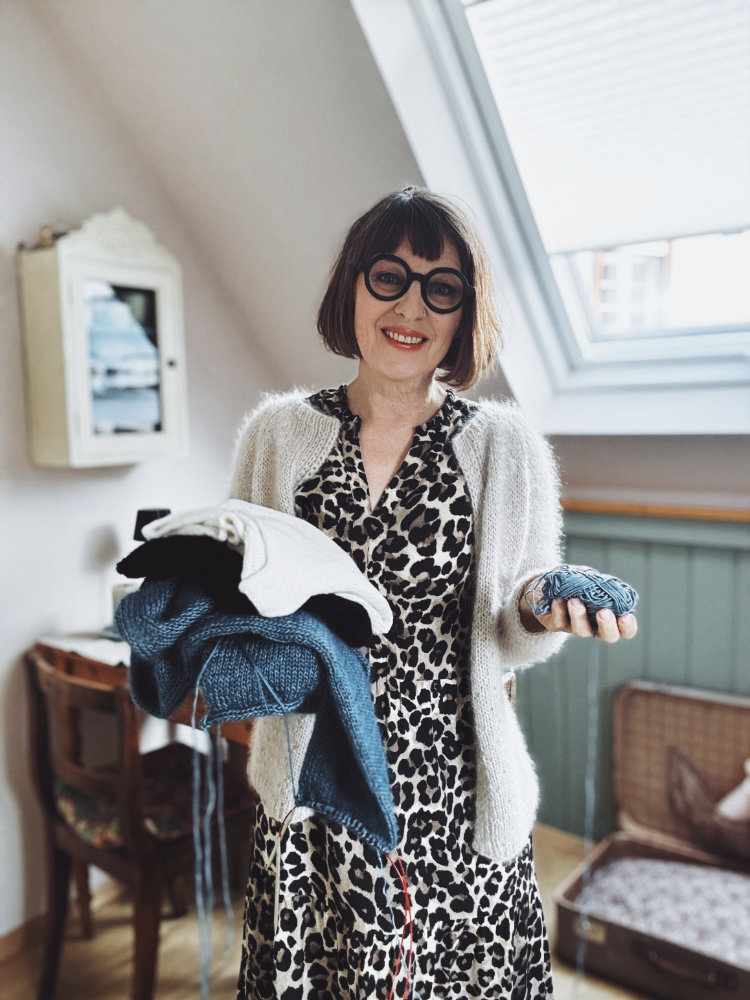 Frau mit mehreren gestrickten Modellen in der Hand – Knit-Along mit rosa p.