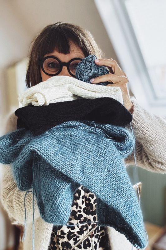 Frau mit gestrickten Modellen – rosa p. Knit-Along