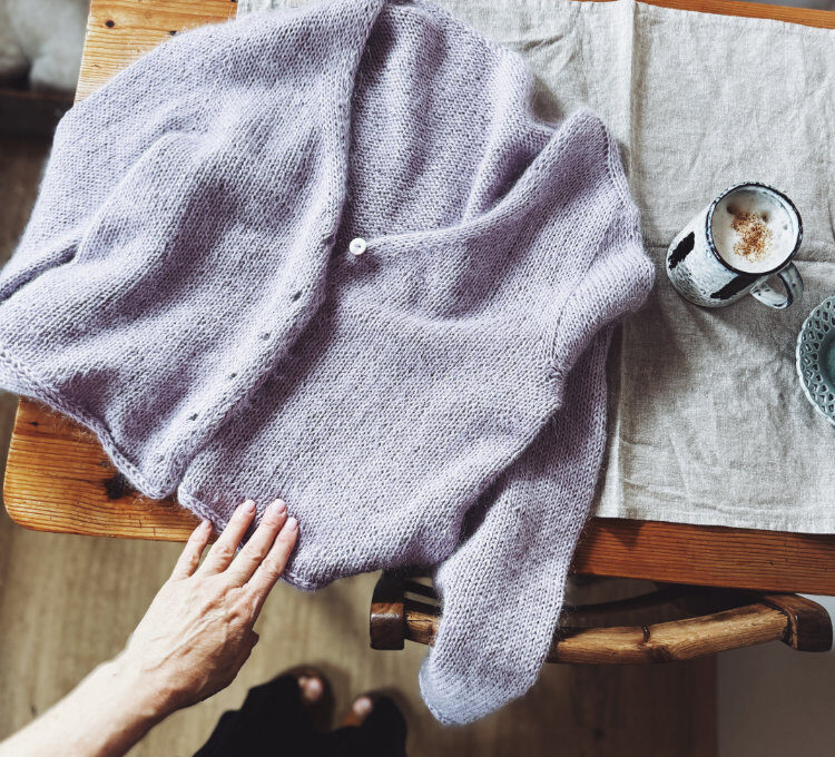 Maschenbild aus Baumwolle und Mohair – Nahaufnahme vom rosa Uukii Cardigan