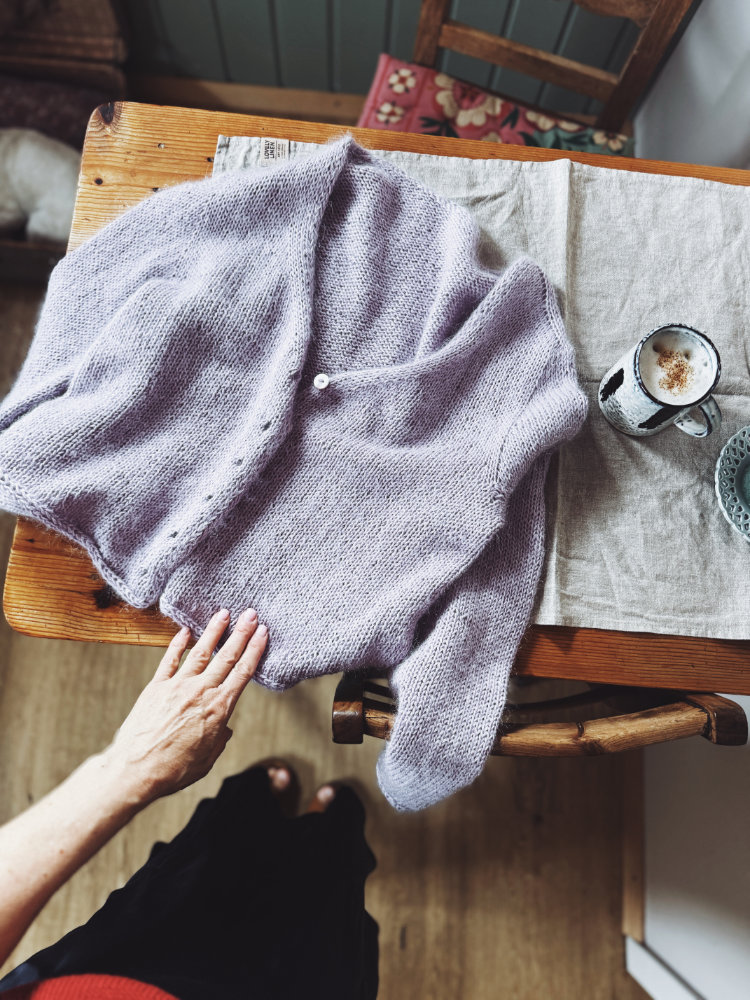 Maschenbild aus Baumwolle und Mohair – Nahaufnahme vom rosa Uukii Cardigan