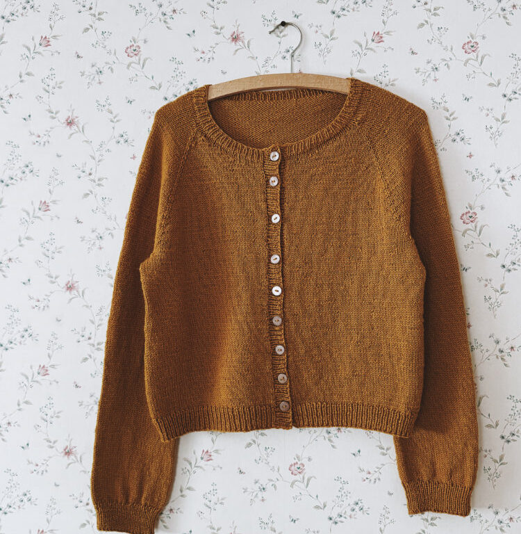 Doorli Cardigan gestrickt in senfgelber Wolle – Teil der Doorli Kollektion von rosa p.