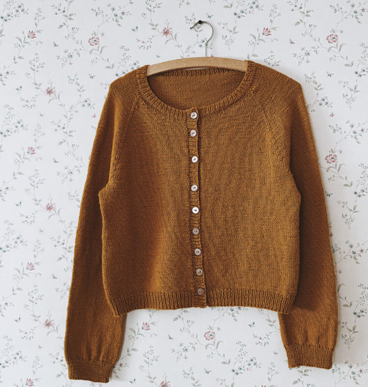 Doorli Cardigan gestrickt in senfgelber Wolle – Teil der Doorli Kollektion von rosa p.