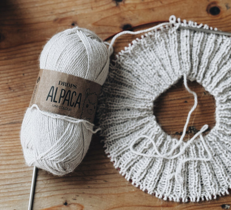 Family Hat von rosa p., gestrickte Mütze für die ganze Familie auf dem Tisch