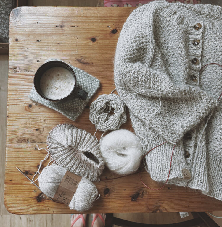 Nahaufnahme der Knopfleiste des Greetl Cardigans in Naturfarbe