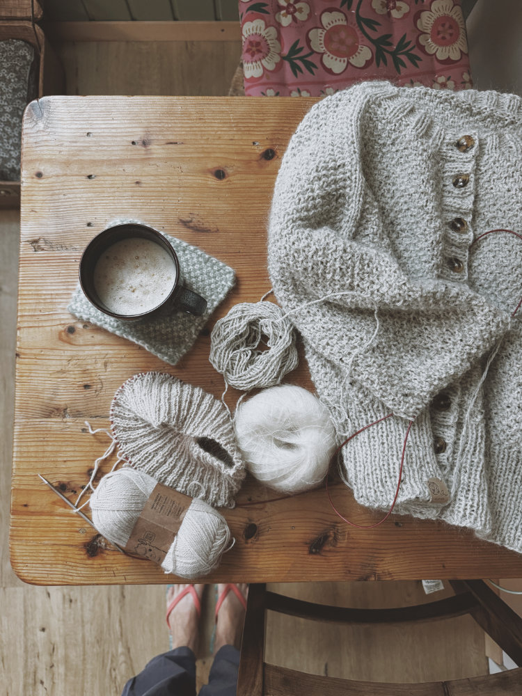 Nahaufnahme der Knopfleiste des Greetl Cardigans in Naturfarbe
