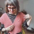 Frau strickt zeitlosen Pullover – rosa p. Strickanleitung