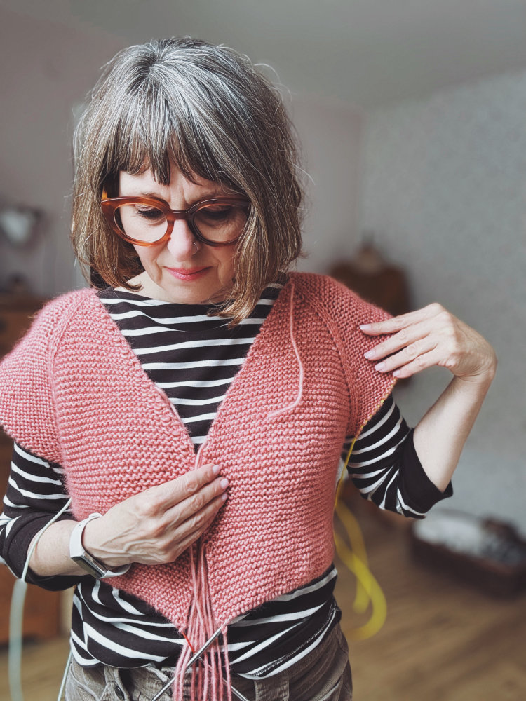 Strickerin arbeitet an zeitlosem Pullover – rosa p. Strickanleitung