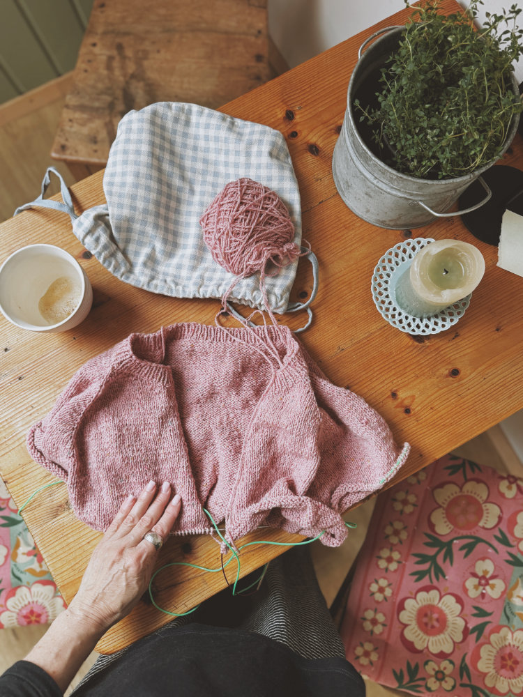 5 Gründe, warum Stricken guttut – Frau strickt mit Wolle und Nadeln