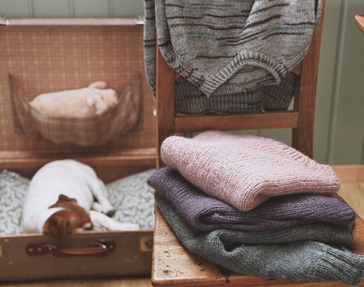 Stapel gestrickter rosa p. Pullunder und Slipover – verschiedene Modelle im Halbpatent und glatt rechts