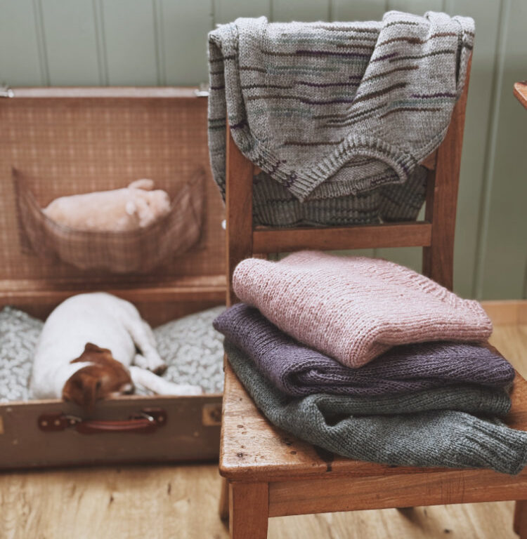 Stapel gestrickter rosa p. Pullunder und Slipover – verschiedene Modelle im Halbpatent und glatt rechts
