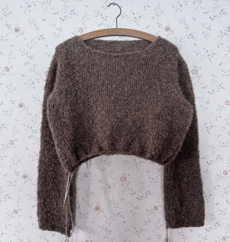 Uukii Sweater aus Bouclé-Garn – nahtlos gestrickter Pullover mit rundem Ausschnitt und I-Cord-Abschlüssen