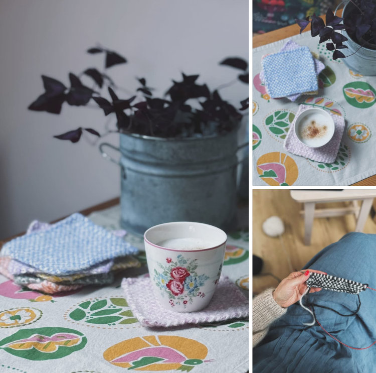 Herbstlicher Strickmoment: Wolle, Strickproben und eine Tasse Kaffee auf Holztisch – 5 Accessoires für den Herbst von rosa p.