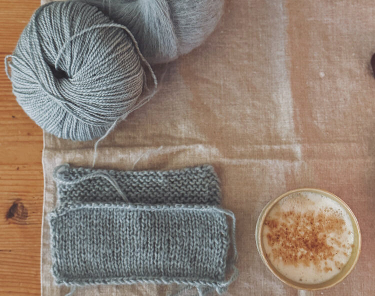 Maschenprobe für den Uukii Sweater mit Sandnes KOS – 17 Maschen × 24 Reihen auf 10 × 10 cm, gestrickt mit Nadel 5 mm.