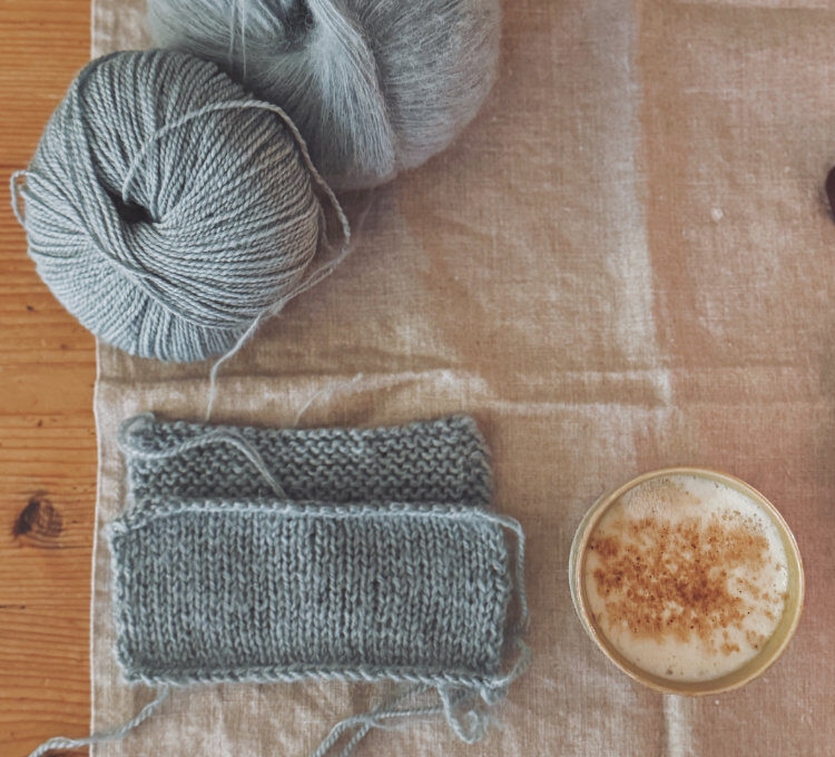 Maschenprobe für den Uukii Sweater mit Sandnes KOS – 17 Maschen × 24 Reihen auf 10 × 10 cm, gestrickt mit Nadel 5 mm.