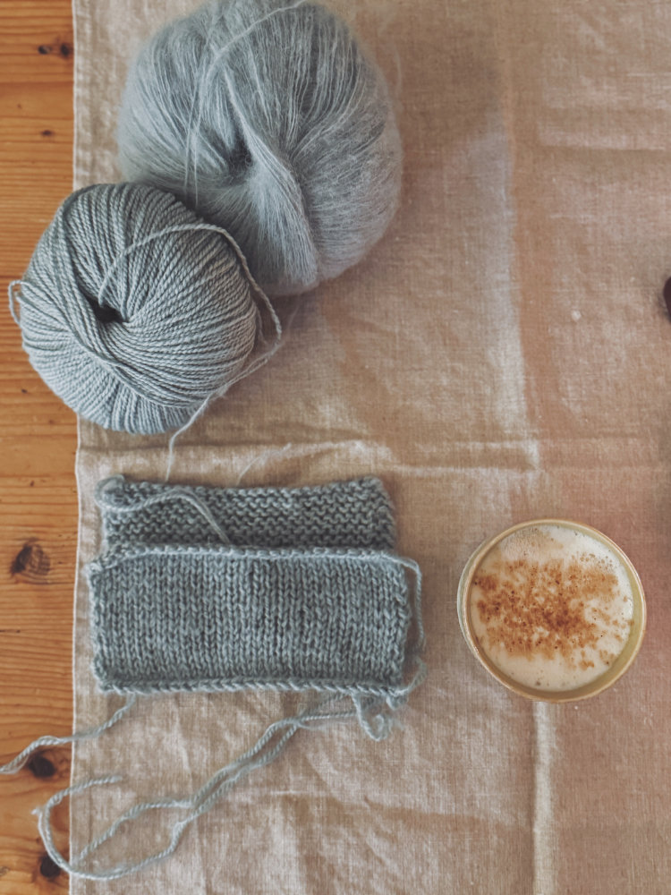 Maschenprobe für den Uukii Sweater mit Sandnes KOS – 17 Maschen × 24 Reihen auf 10 × 10 cm, gestrickt mit Nadel 5 mm.