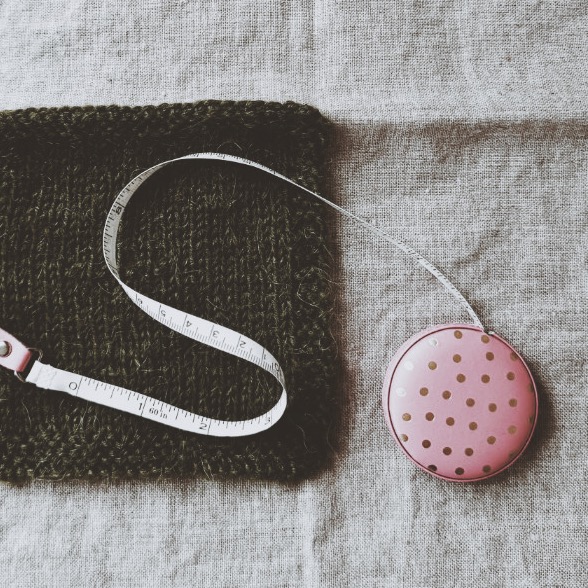 Größenwahl beim Stricken: Maßband auf gestricktem Teil – Bequemlichkeitszugabe messen