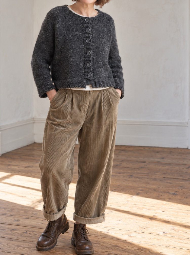 Yooko Cardigan in Anthrazit mit kurzer, kastiger Passform und geraden Ärmeln, getragen zu einer Cordhose.