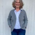 Gween Cardigan – getragen, Vorderansicht (graue Strickjacke).