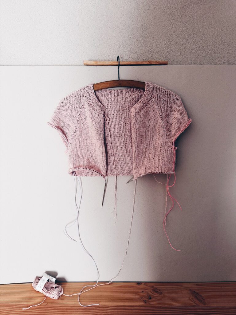 Doorli Cardigan Short Sleeve Strickanleitung – kurzärmeliger Cardigan top down gestrickt