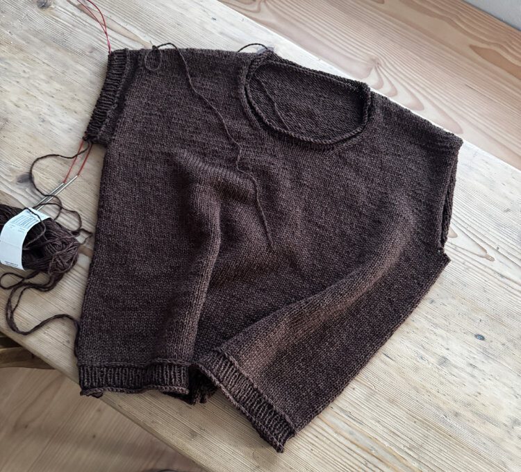 Oberes Rückenteil des Heedi Tee während des Strickens – Beginn der Top-down-Konstruktion.