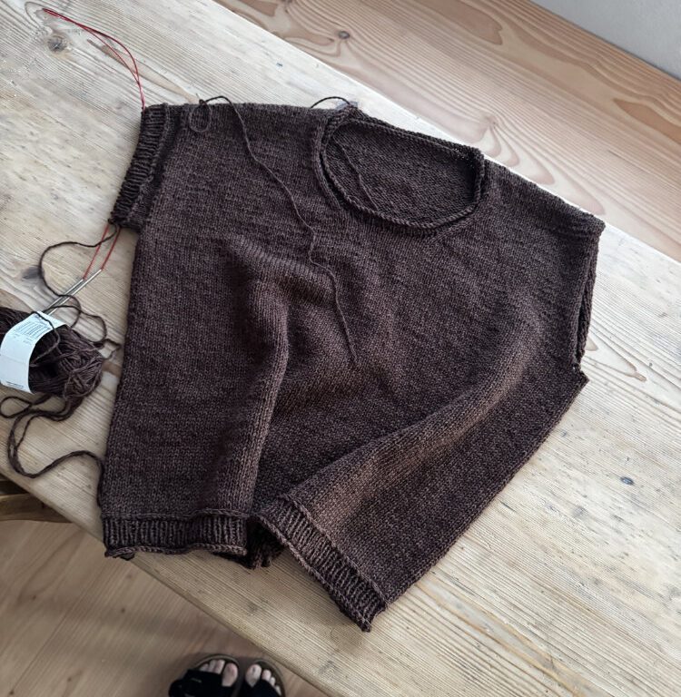 Oberes Rückenteil des Heedi Tee während des Strickens – Beginn der Top-down-Konstruktion.
