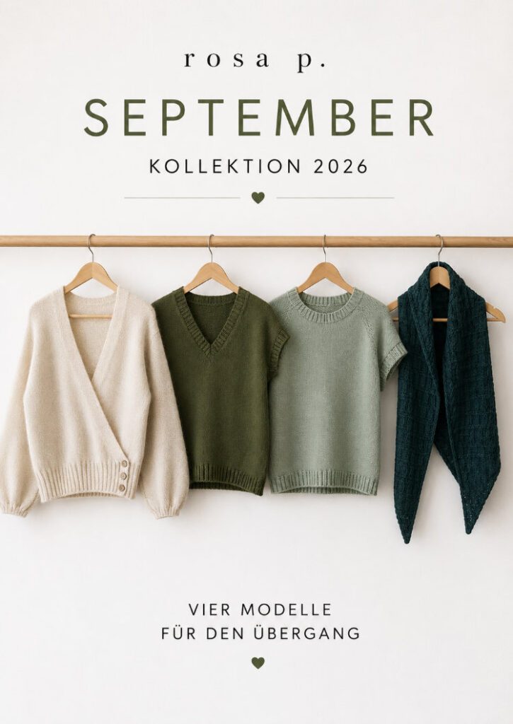 Vier Strickmodelle der rosa p. September Kollektion 2026 – Maiija Crossover, Vaahta Tee/Slipover, Doorli Shortsleeve und Kaaya Shawl auf Holzbügeln vor weißer Wand.