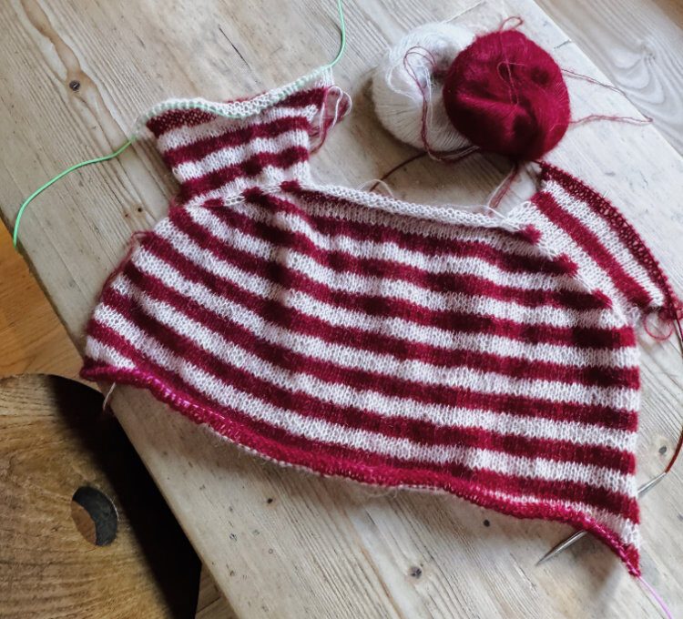 Rückansicht der Roosi Blouse mit europäischer Schulter. Gut erkennbar ist die leicht nach hinten verlaufende Schulterlinie.