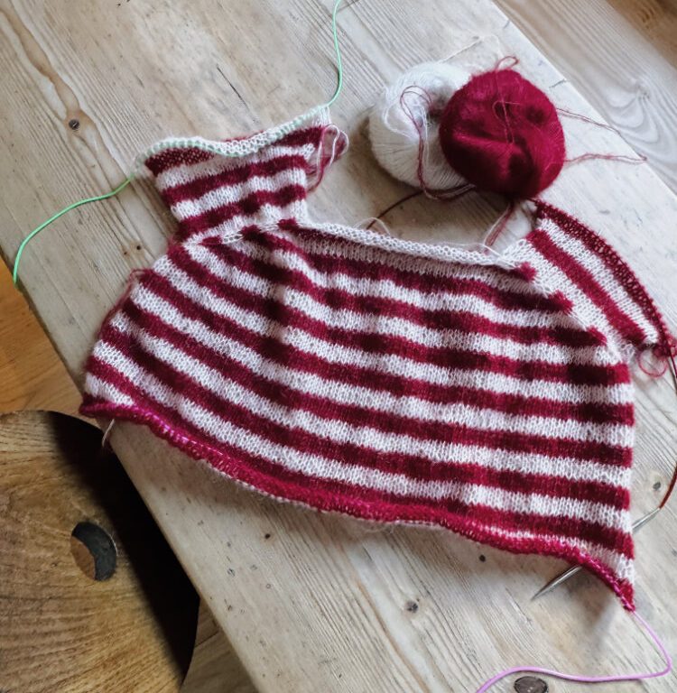 Rückansicht der Roosi Blouse mit europäischer Schulter. Gut erkennbar ist die leicht nach hinten verlaufende Schulterlinie.
