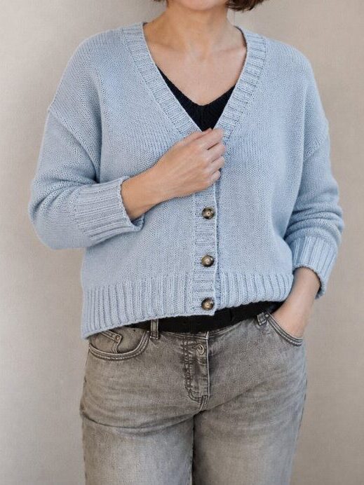 Gween Cardigan in Hellblau, getragen mit geöffnetem V-Ausschnitt und entspannter Passform.